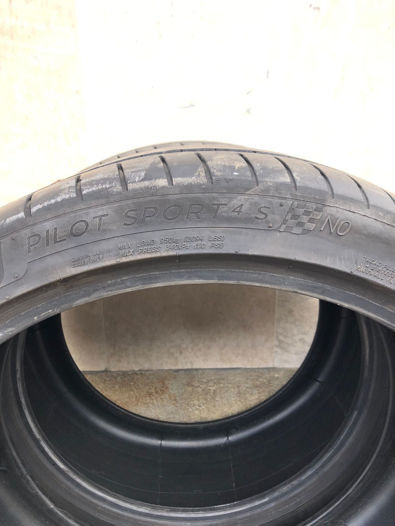 Michelin Pilot Sport 4 S 285/35/22 и 315/30/22 летни.