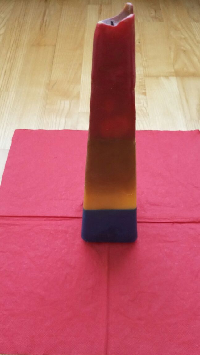 Lumanare parfumata in trei culori si forma de piramida.