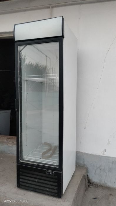 Холодильник витринный отлично работает