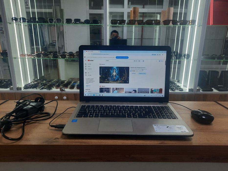 Ноутбук core i3, ozu 4 gb,  ssd 240 gb Зарядка, мышка