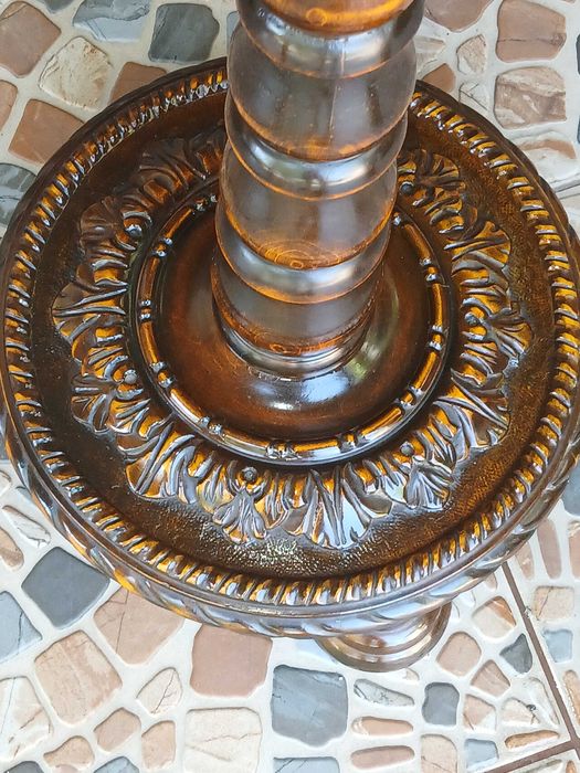 Lampadar de lemn scluptat din lemn