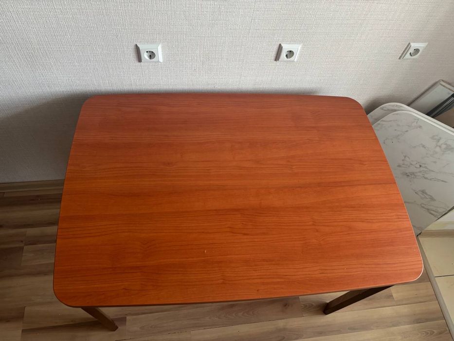 Стол  кухонный в хорошем состоянии