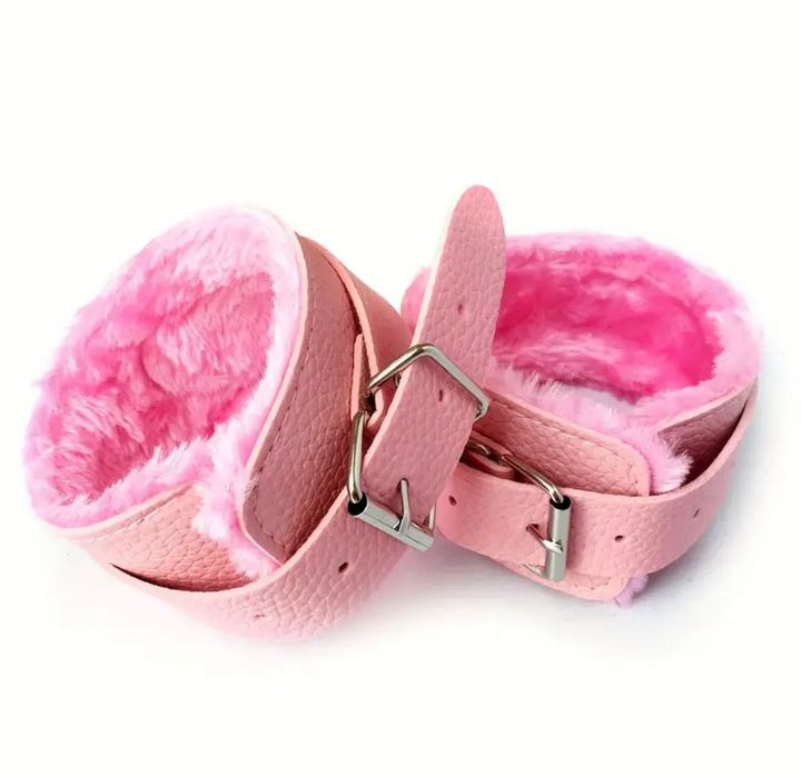 Плюшени белезници за забавление