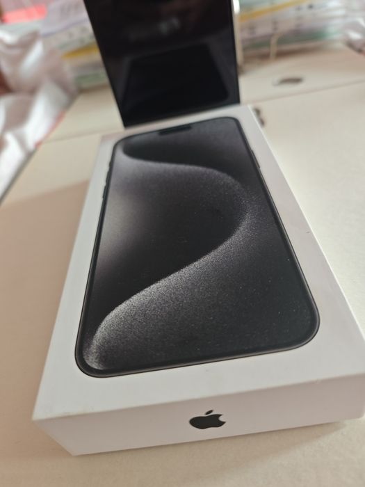 iPhone 15 Pro Max  256GB - Отлично състояние + Гаранция + 6 кейса