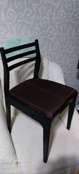 Стулья 2 штуки    не кто не сидел.