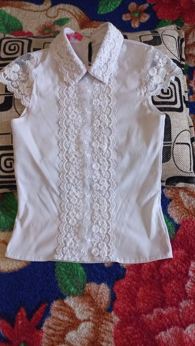 Продам школьную блузку и новую жилетку на девочку школьную