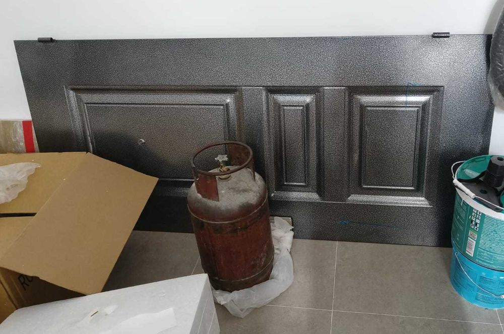 Продаю железную дверь