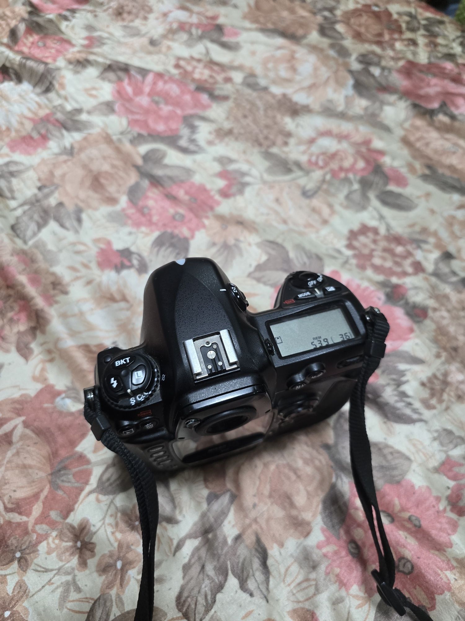 Продаётся фотоаппарат Nikon D2X
