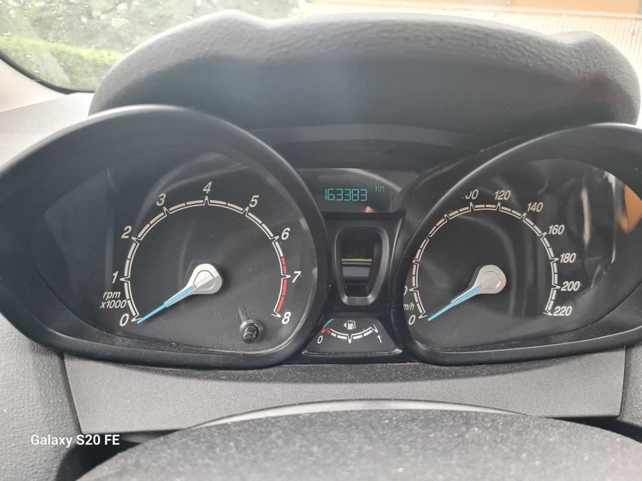 Vand masina Ford fiesta .