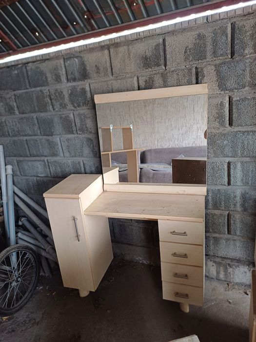 Туалетный столик с зеркалом,  комод,  тумбы