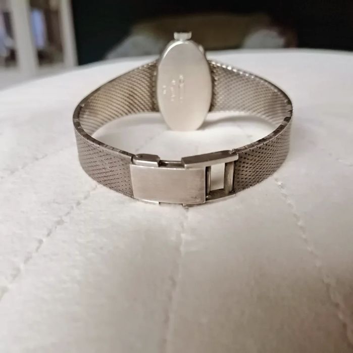 Сребърен, механичен часовник.