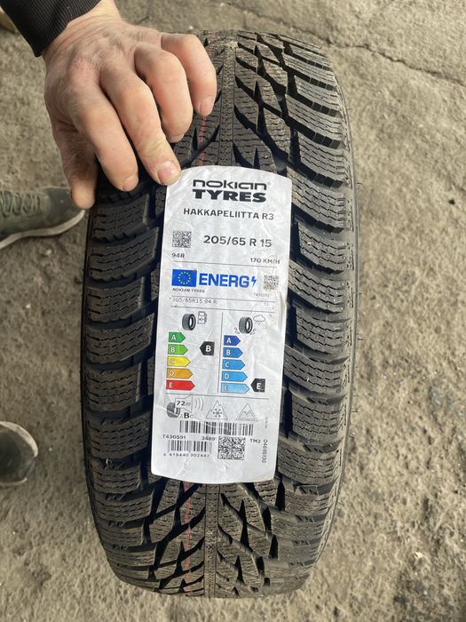 Продам новые зимние шины Nokian Hakkapeliitta R3 205/65 R15