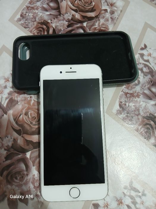 Vand iphone 8 in stare buna
