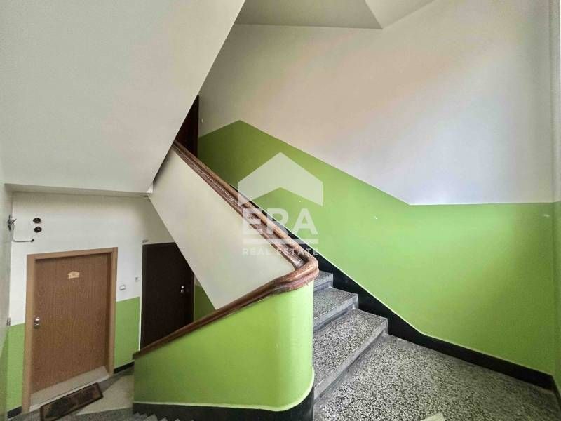 Тристаен апартамент с отделна кухня на ул. Миджур, кв. Лозенец