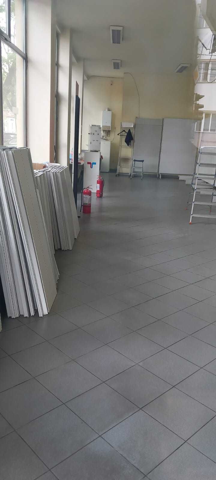 DE INCHIRIAT: Spatiu comercial situat in zona centrula a  orasului.