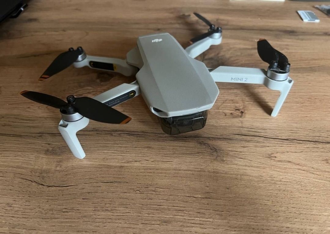 Дрон, квадрокоптер DJI Mini 2 
Поддерживает съёмку видео