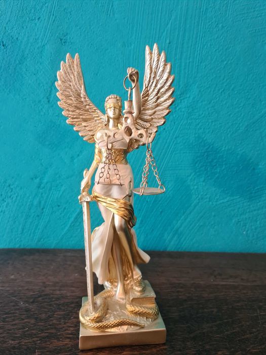 Статуетки на Фортуна и Темида