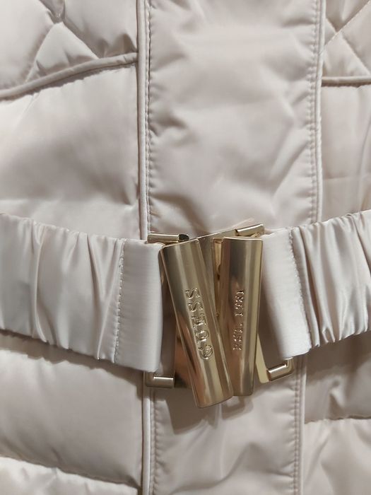 Най-добрите цени за годината!Зимно дамско яке Guess