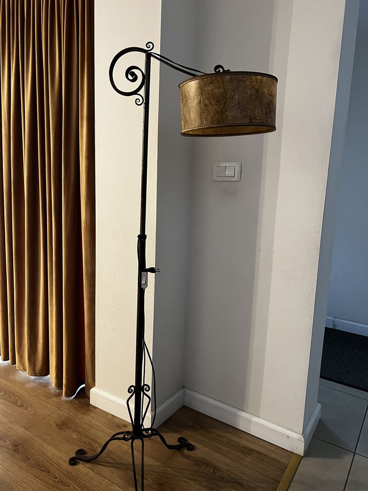 Masa lemn, dulap cu usi sticla, ornament 3D perete, lampa vintage