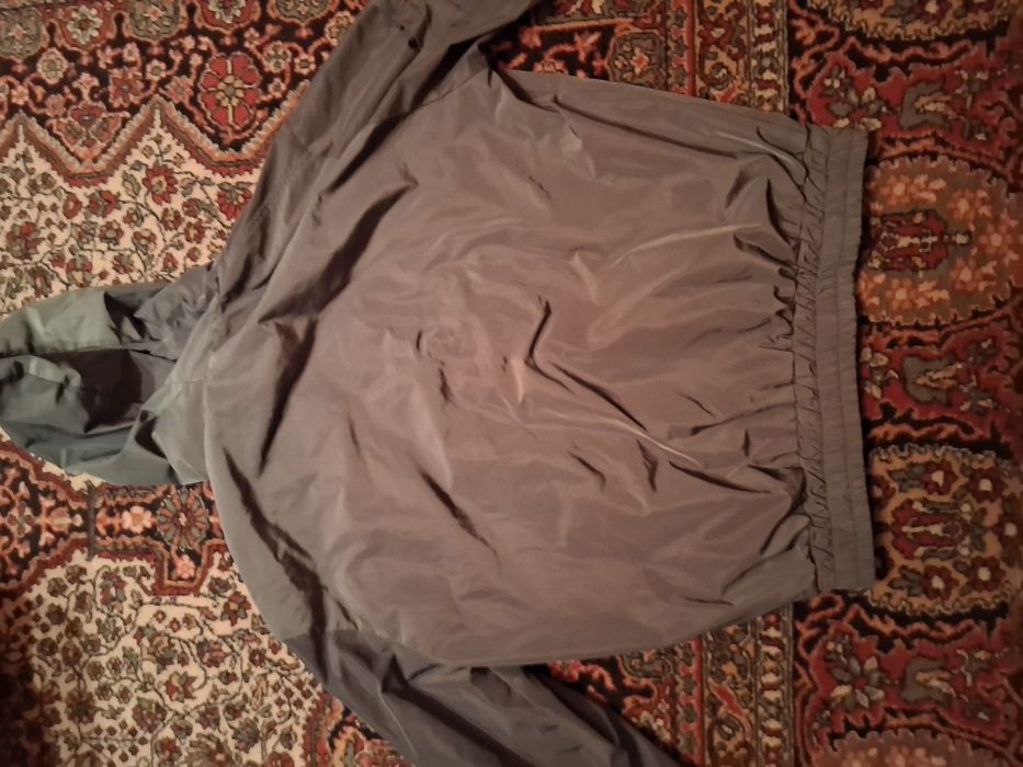 Продавам и бартя рядка ветровка на луда