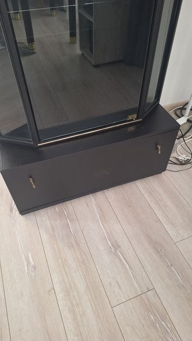 Холова витрина с долен голям шкаф