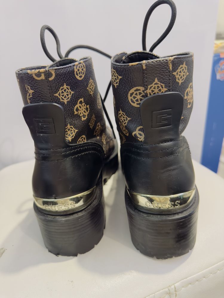 Оригинални боти Guess