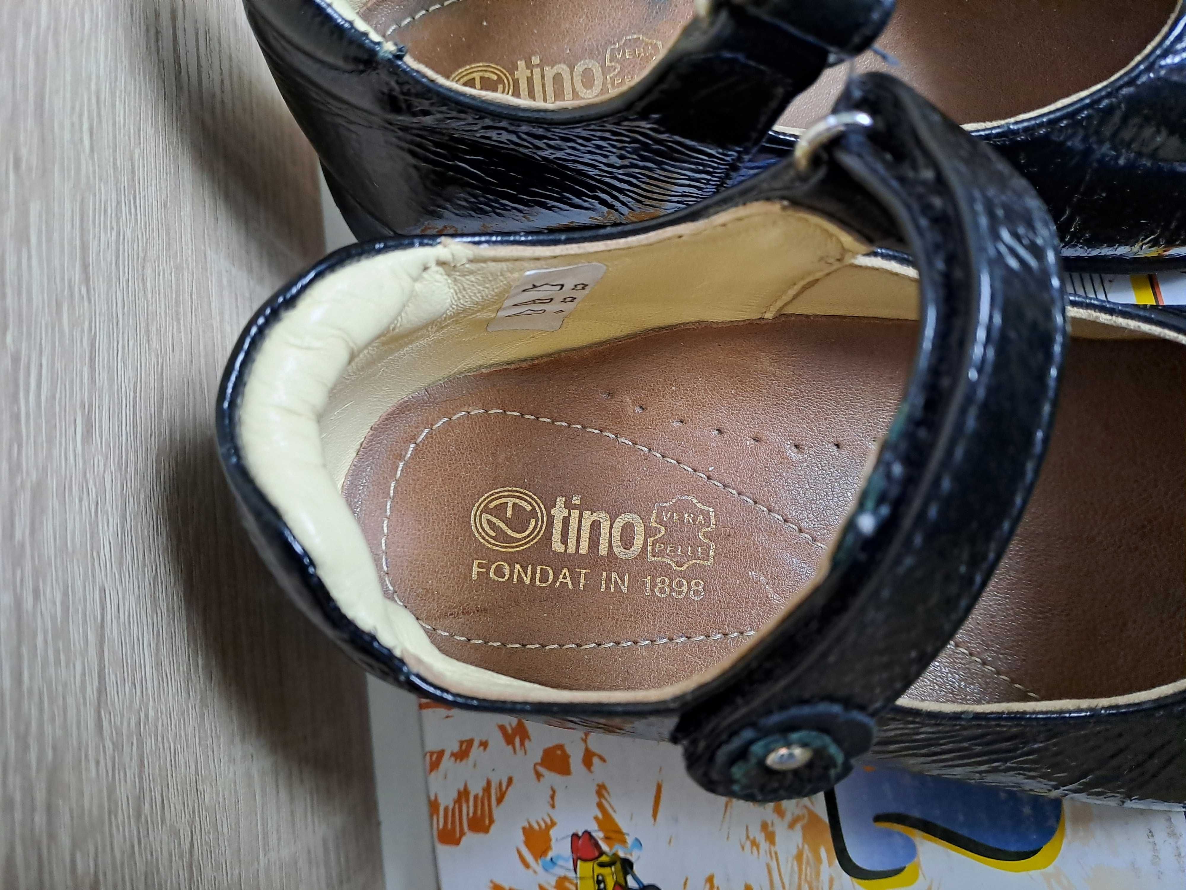Vand pantofi din piele de lac pentru fetite marca Tino - marimea 29.