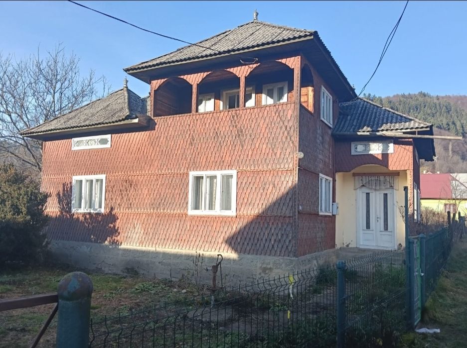 Vând casă în Moisei + 10 ari de teren