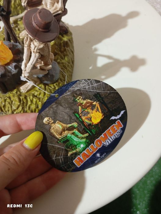 Светещи скелети статуетки