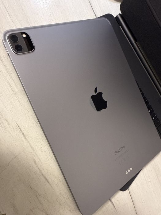 Ipad Pro 11 4th gen M2 128Gb wi-fi + husa cu tastatura cadou