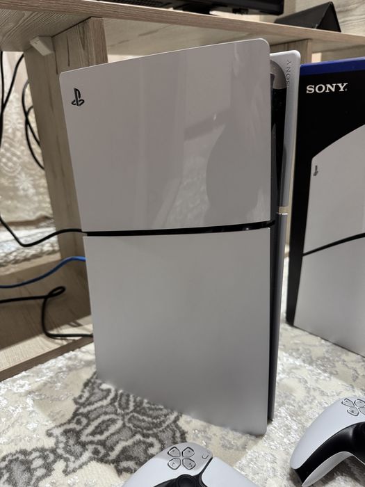 PS 5 Digital + 2 джойстика (оригинал)