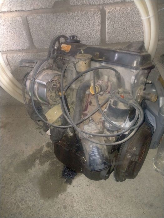 Продаю мотор и каропку на Ауди 100.  1.8