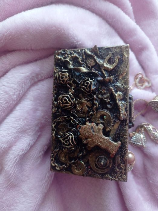 Кутийка за бижута, ръчно изработена, дървена с размери 10см*5**6см