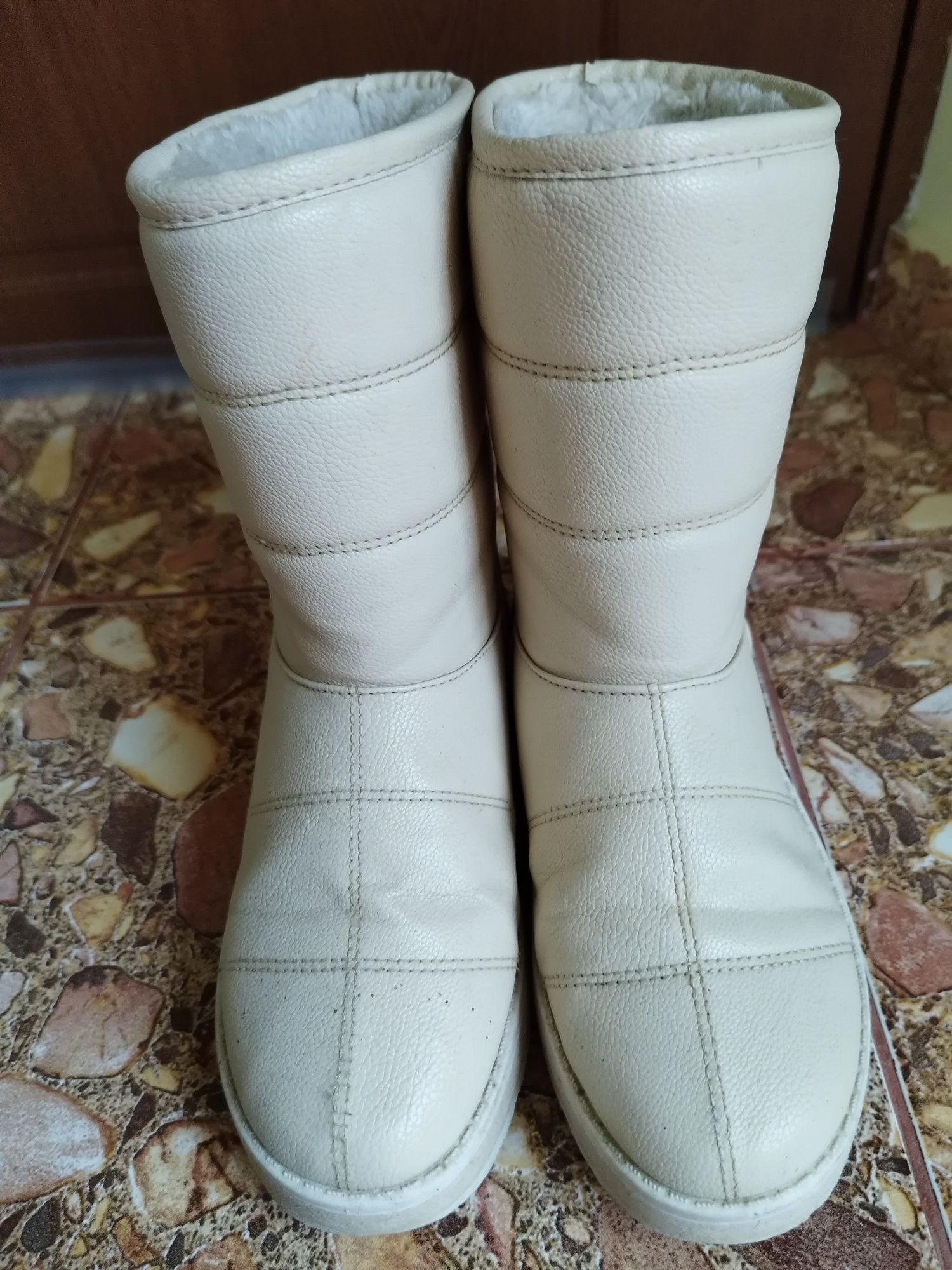 UGG uri imblanite