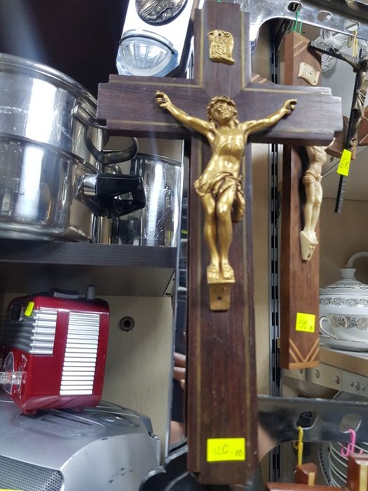 Най-различни модели кръстове купени са от Франция