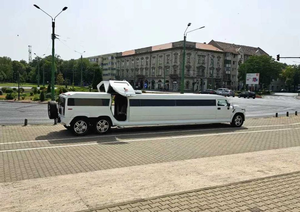 Limuzina Hummer H2 de inchiriat Inchiriez Limuzina Hummer H2