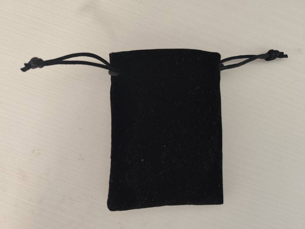 Săculeț elegant din catifea, negru - Ideal pentru bijuterii sau cadour