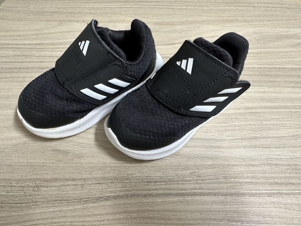 Vând adidasi bebe marca ADIDAS marime 22