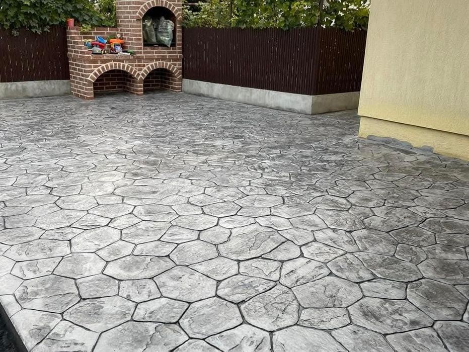 Beton amprentat . Pret 130 -140 Ron/mp Toate materiale si manopera .