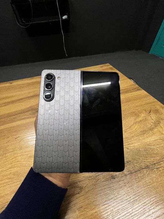 Srochna sotilad Z fold 5 holati yaxshi 256gb 2 sim