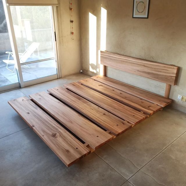 Отдам кровать из дерева без матраса самовывоз