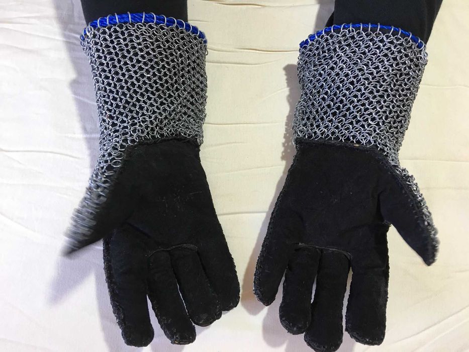 Manusi din zale de inspiratie medievala