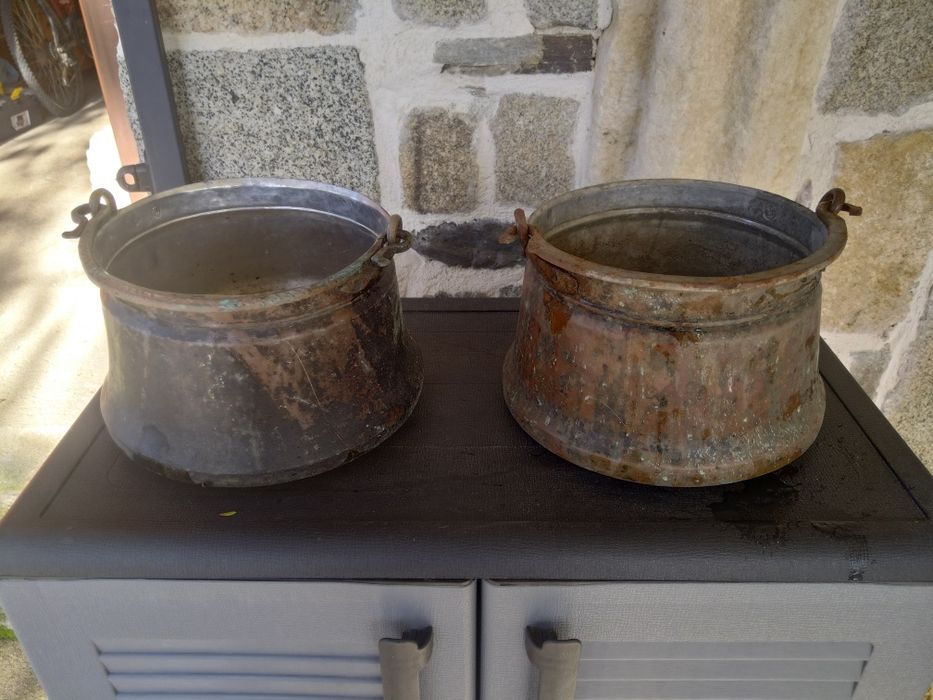 Продавам две идентични менчета много стари калайдисани за кобилица