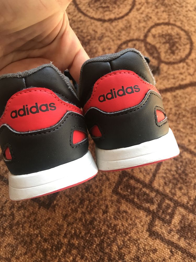 Маратонки adidas