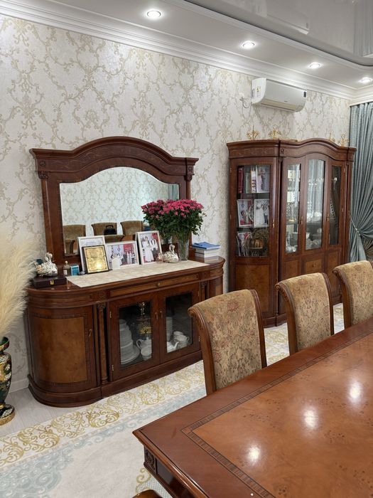 Сервант, стол стулья