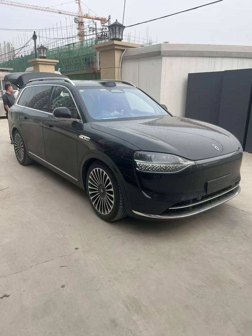 Афтомабиль AITO M9