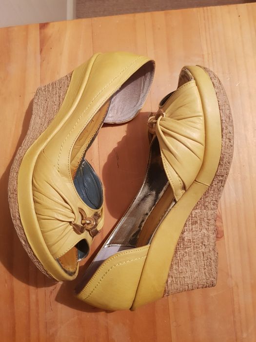 Летни обувки на платформа