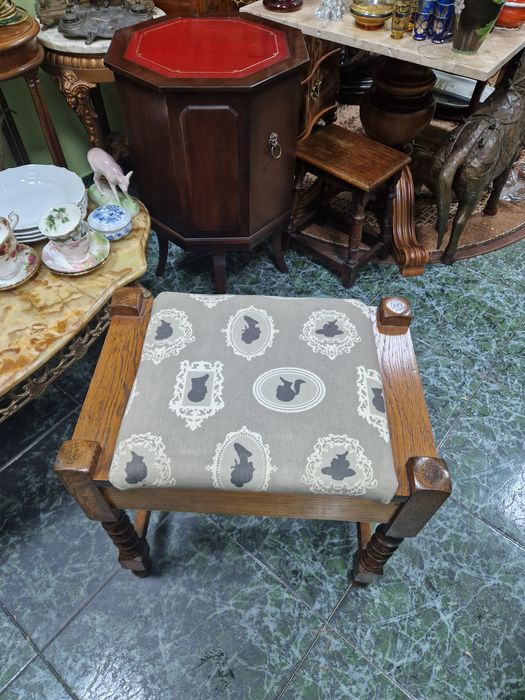 Прекрасна антикварна английска табуретка стол за пиано