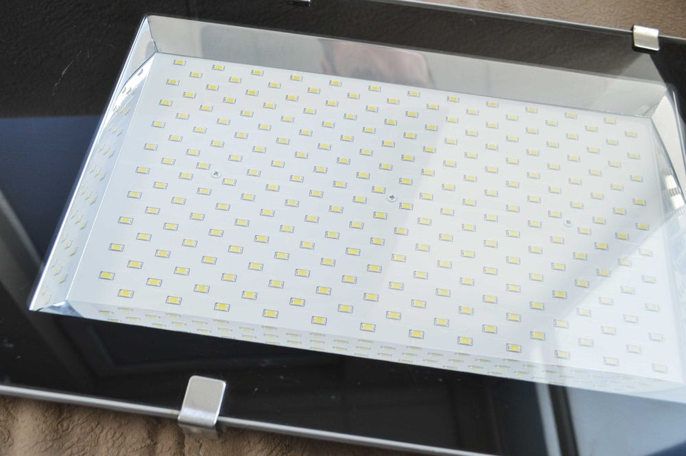 Улична диодна лампа прожектор V-tac 120 вата, модел vt-15120st