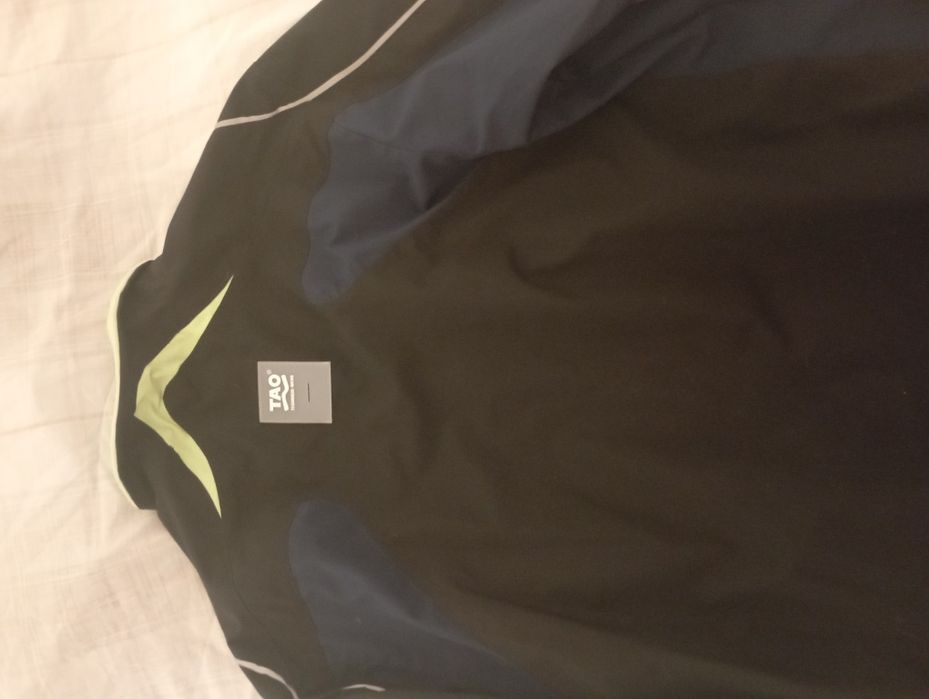 Vând geacă impermeabilă sport